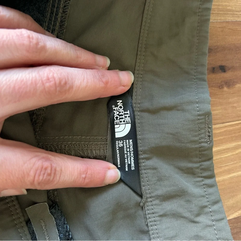 [The North Face] Green Cargo Shorts